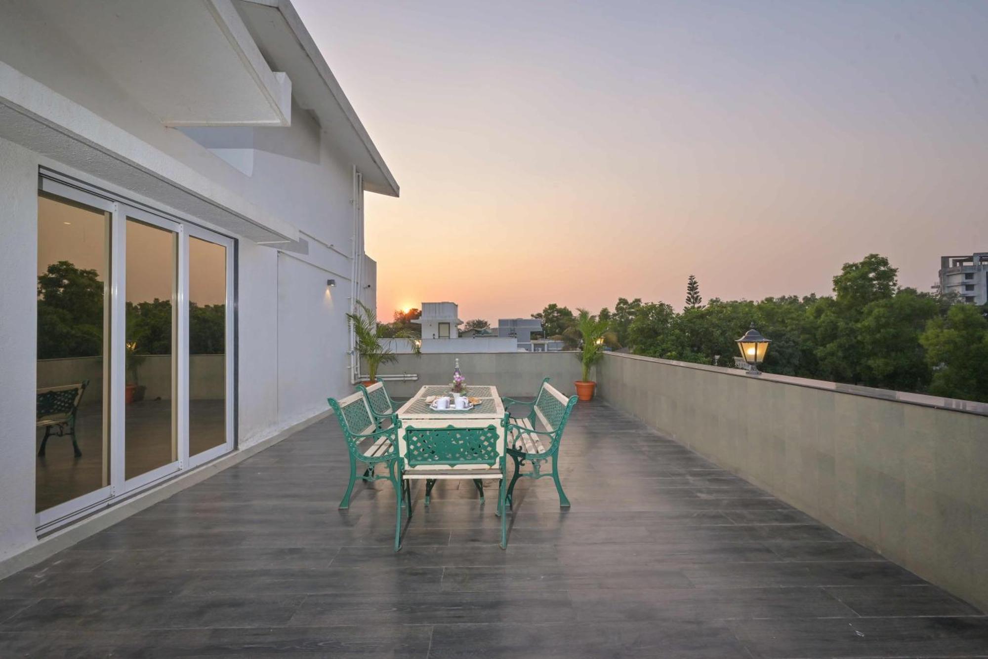 Elegant Villa By Tropicana Stays Lonavala Esterno foto